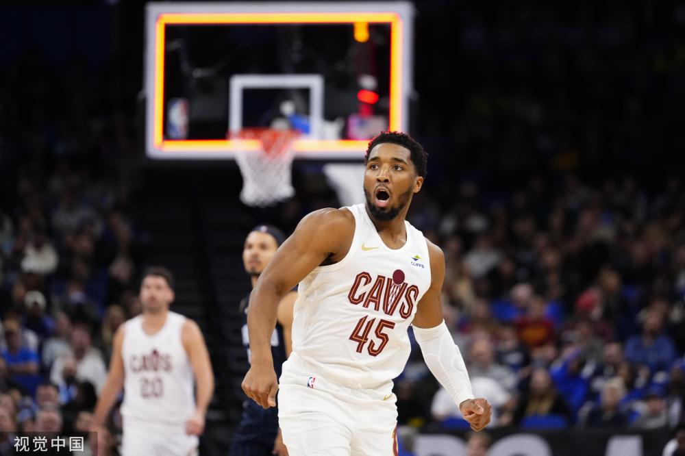 两位年轻选 两位年轻选