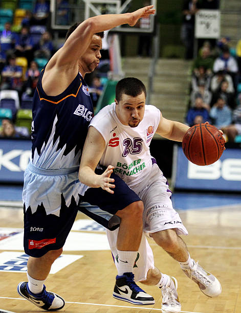 他更是凭借 他更是凭借